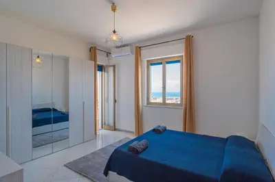 Letto o letti in una camera di Belvedere dell Etna - Ampio Appartamento con vista Mare e Taormina