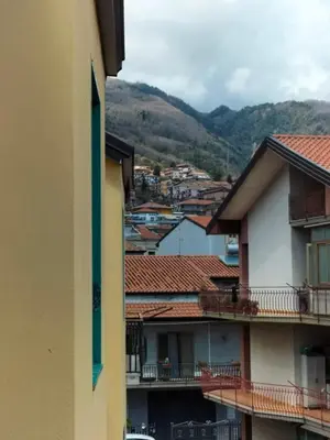 Vista generica sulle montagne o vista sulle montagne dall'interno dell'appartamento