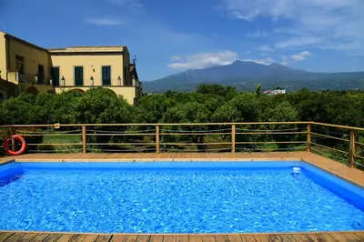 Vista generica sulle montagne o vista sulle montagne dall'interno della casa vacanze