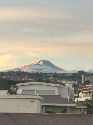Vista generica sulle montagne o vista sulle montagne dall'interno dell'appartamento