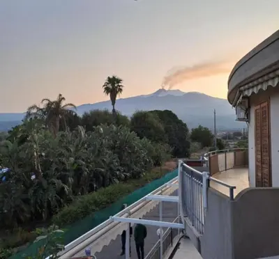 Vista generica sulle montagne o vista sulle montagne dall'interno dell'appartamento