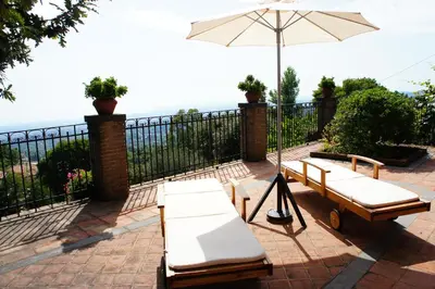 Paesaggio naturale nelle vicinanze della villa