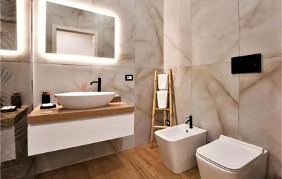 Bagno di Cozy Home In Catania With Kitchen