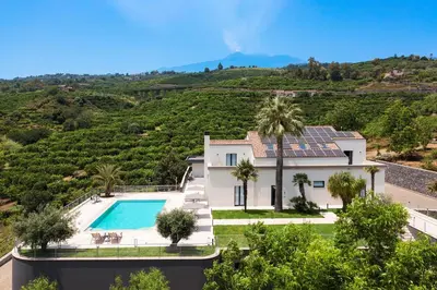 Piscina di Gianos Villa o nelle vicinanze