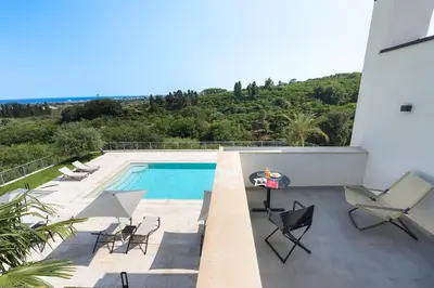 Paesaggio naturale nelle vicinanze della villa