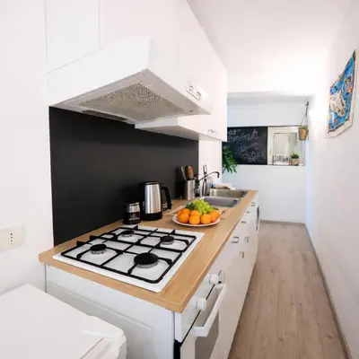 Cucina o angolo cottura di Casa Bianca - Centro Città e due minuti a piedi dalla Metro