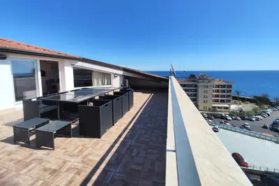 Vista generica sul mare o vista sul mare dall'interno dell'appartamento