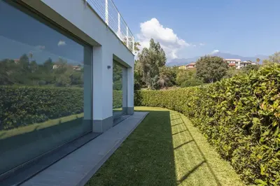 Vista generica sulle montagne o vista sulle montagne dall'interno della villa