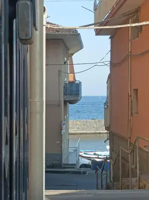 Vista generica sul mare o vista sul mare dall'interno dell'appartamento