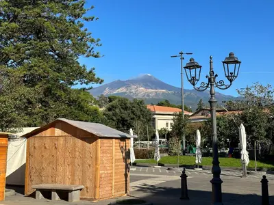 Vista generica sulle montagne o vista sulle montagne dall'interno dell'appartamento
