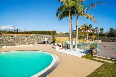 Piscina di Bright apartment in Acireale, 60 sqm with shared pool o nelle vicinanze