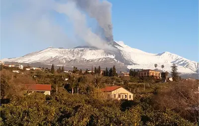 Vista generica sulle montagne o vista sulle montagne dall'interno della casa vacanze