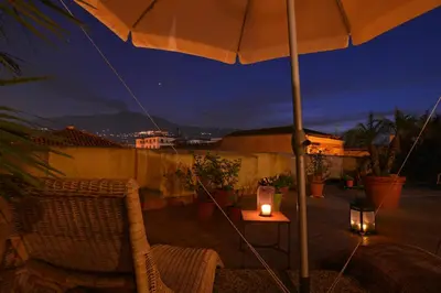 Vista generica sulle montagne o vista sulle montagne dall'interno del bed & breakfast