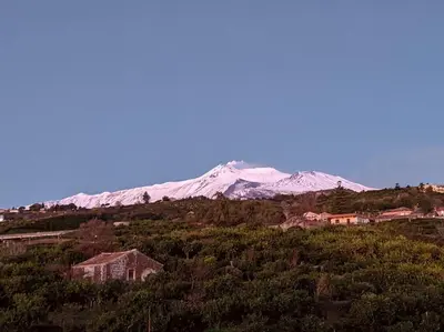 Vista generica sulle montagne o vista sulle montagne dall'interno dell'appartamento