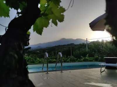 Vista generica sulle montagne o vista sulle montagne dall'interno della casa vacanze