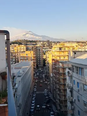 Vista generica sulle montagne o vista sulle montagne dall'interno dell'appartamento
