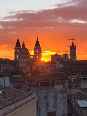 Alba o tramonto visti dall'interno del bed & breakfast o dai dintorni