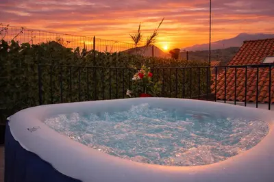 Alba o tramonto visti dall'interno della casa vacanze o dai dintorni