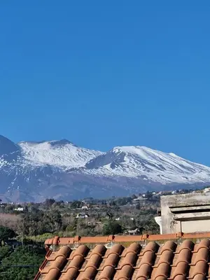 Vista generica sulle montagne o vista sulle montagne dall'interno della casa vacanze