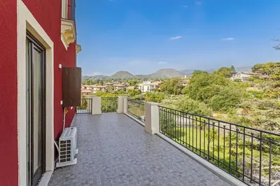 Vista generica sulle montagne o vista sulle montagne dall'interno del bed & breakfast