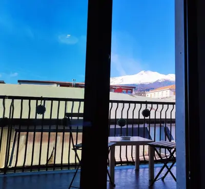 Vista generica sulle montagne o vista sulle montagne dall'interno dell'affittacamere