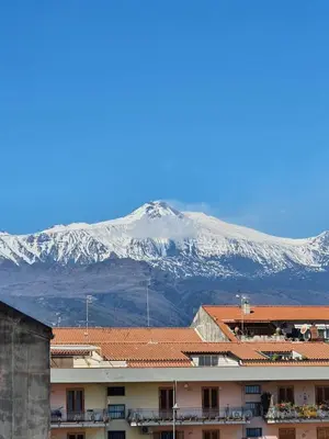 Vista generica sulle montagne o vista sulle montagne dall'interno dell'affittacamere