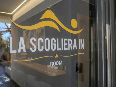 Certificato, attestato, insegna o altro documento esposto da La Scogliera In