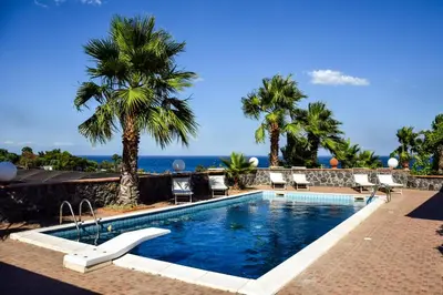 Piscina di Incantevole appartamento sul mare o nelle vicinanze