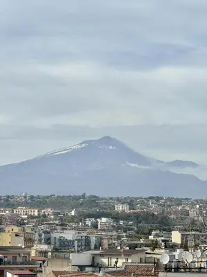 Vista generica sulle montagne o vista sulle montagne dall'interno dell'appartamento