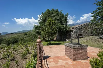 Vista generica sulle montagne o vista sulle montagne dall'interno of country house