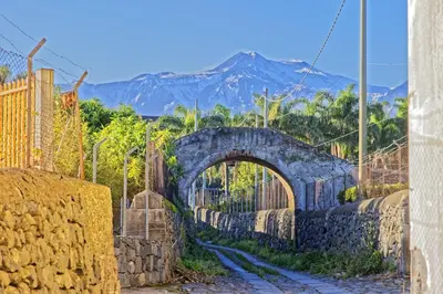 Vista generica sulle montagne o vista sulle montagne dall'interno della casa vacanze