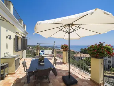 Vista generica sul mare o vista sul mare dall'interno dell'appartamento