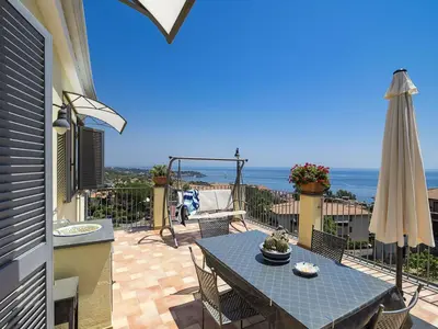 Vista generica sul mare o vista sul mare dall'interno dell'appartamento