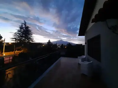 Vista generica sulle montagne o vista sulle montagne dall'interno dell'appartamento