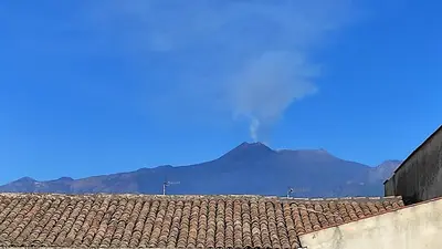 Vista generica sulle montagne o vista sulle montagne dall'interno dell'appartamento