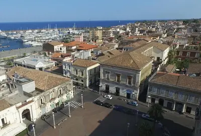 Vista generica su Riposto o vista sulla città dall'interno dell'appartamento