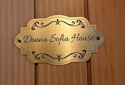 Certificato, attestato, insegna o altro documento esposto da Donna Sofia House