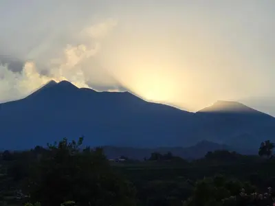 Vista generica sulle montagne o vista sulle montagne dall'interno dell'affittacamere