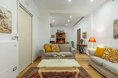 Area soggiorno di GuestHost - Spacious Coastal Flat in Aci Castello