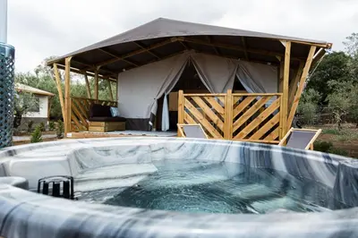 Piscina di Koru Etna Glamping - lodge con vasca idromassaggio privata o nelle vicinanze
