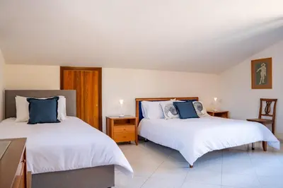 Letto o letti in una camera di Villa Cesare