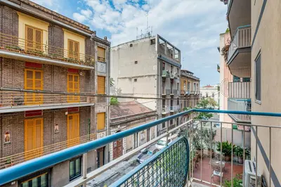 Balcone o terrazza di GuestHost - Charming Apartment Near Villa Bellini in Catania