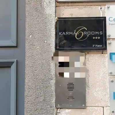 Certificato, attestato, insegna o altro documento esposto da Karma6Rooms - in Sicilia nel centro di Catania