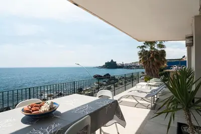 Vista generica sul mare o vista sul mare dall'interno dell'appartamento