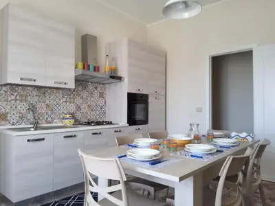 Cucina o angolo cottura di IL SOLE SUL MARE a 100 m dal lungomare di Stazzo