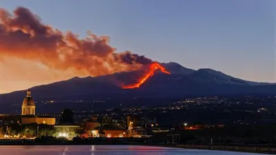 Vista generica sulle montagne o vista sulle montagne dall'interno dell'appartamento