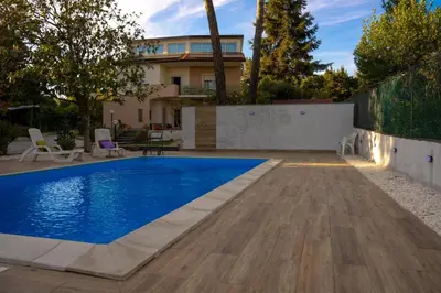 Piscina di Le Pernici Apartments o nelle vicinanze