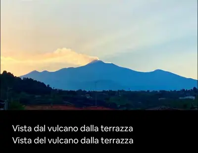 Vista generica sulle montagne o vista sulle montagne dall'interno della casa vacanze