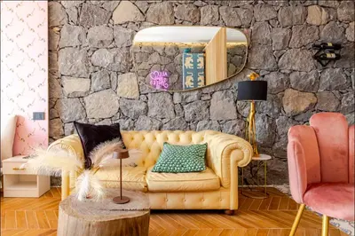 Area soggiorno di Dolce Lava - Luxury LavaStone Suite