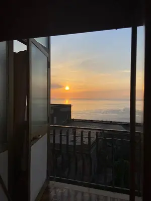 Vista generica sul mare o vista sul mare dall'interno dell'appartamento